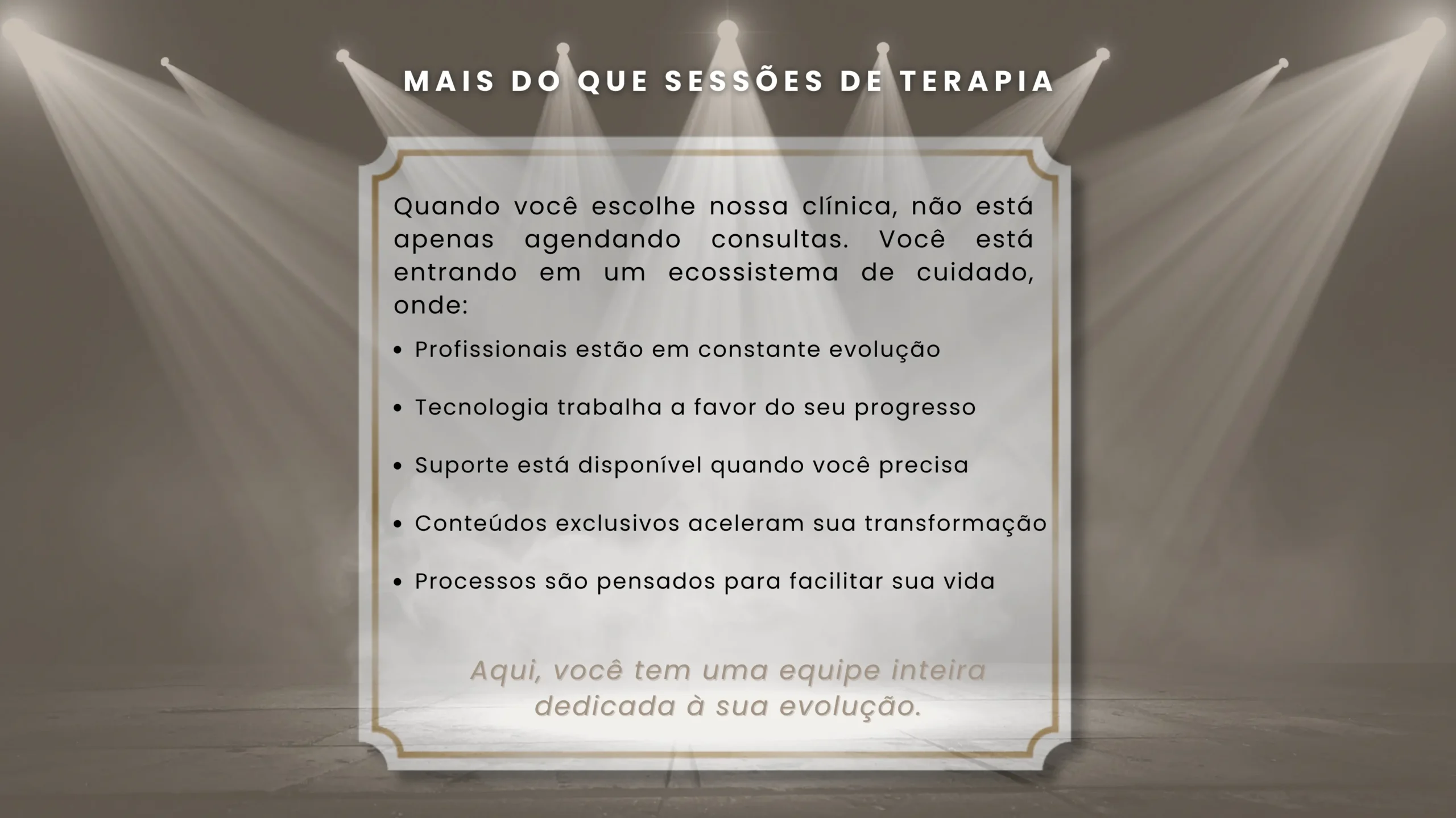 Um brasão ornamentado flutuando no centro de um palco, com três refletores emitindo raios convergentes de luz dourada. A moldura contém texto em português sobre a clínica, com a frase principal "MAIS DO QUE SESSÕES DE TERAPIA" no topo, e a frase final "Aqui, você tem uma equipe inteira dedicada à sua evolução" na parte inferior.
